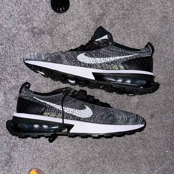 Air Max Flyknit Racer - Picture 3 of 4